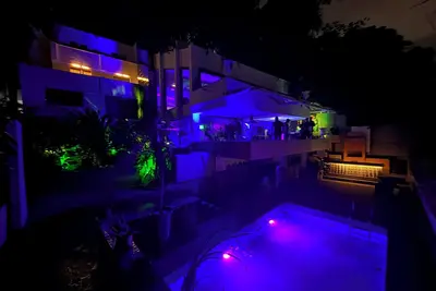 Image de Mansion immersed in nature with a waterfall in a triplex room. (Unique in the World)