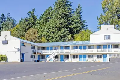 Image de 3 Units | Steps From Fairgrounds | Explore Local Charm & Book a Scenic Stay