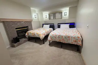 Image de •\tFamily-Friendly Oasis: Spacious Suite  with convenient  Amenities near airport