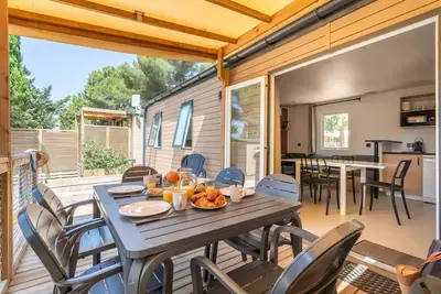 Image de Mobil-home Premium 6 pers – Camping 4★ – Accès direct mer – Piscine & Clim