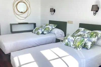 Image de Spacious, comfortable apartment close to everything by foot.