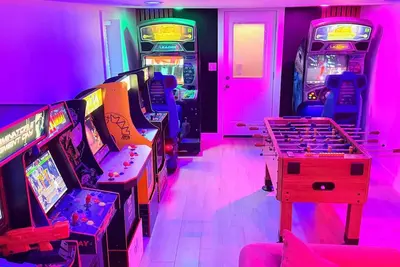 Image de moderno farm house getaway-fire pit game room