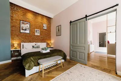 Image de Bright, cozy and stylish - your ideal Brașov stay just steps from Old Town