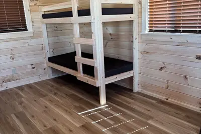 Image de Rustic Cabin experience, sleeps up to 4 guests, detached bathrooms/showers