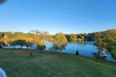 Image de Lakefront Escape: hot tub, endless views, deep water dock, gentle walk to water