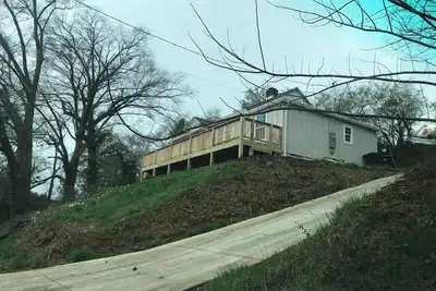 Image de 3-bedroom cottage a mile to downtown Rome Ga. Large deck to enjoy the evening in.