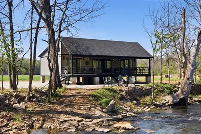Image de Modern creekside cabin on 32 private acres. 15 minutes from Buffalo Trace!