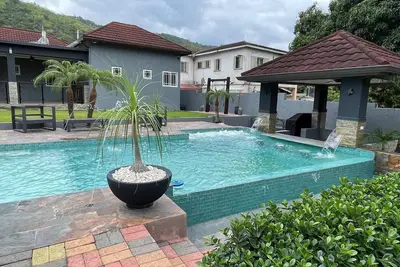 Image de Private Kingston 6 Villa w/ Pool, Swim-Up Bar & Outdoor Kitchen Near Liguanea