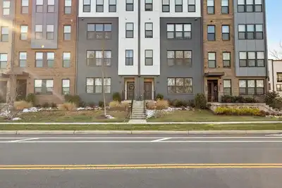 Image de \"Prime Fairfax Location – Stylish Home Away From Home!