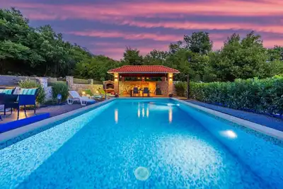 Image de Villa avec piscine et cuisine de jardin avec barbecue