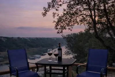 Image de Pedernales Riverfront Entertainment Retreat • Pool • 6br • Patio Lake Travis