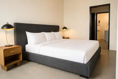 Image de Roami at Century Plaza | Downtown | 2 Bedrooms