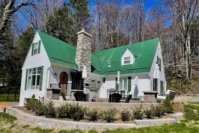 Image de New! The Frankfort Beach Retreat- Gorgeous, Dog-Friendly, and Great Location! Includes Hot Tub and Advanced Central Air Conditioning System! 5 Kayaks and a Paddleboard Included! Perfect Family Getaway!
