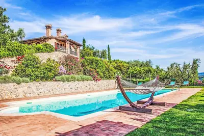Image de Maison de vacances privée avec piscine privée, Wifi, Tv, patio, animaux admis, vue panoramique