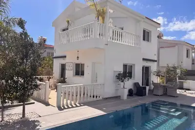 Image de Escape to a stunning luxury villa just a short stroll to the famous Nissi Beach.