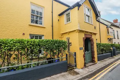 Image de The Old Vicarage, pet friendly, with hot tub in Laugharne