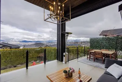 Image de Bright open-concept home in Kelowna with lake views, high ceilings, fireplace, and chef’s kitchen. Enjoy a large deck, spa-like ensuite, and private yard. Minutes away from hikes, beaches, wineries, and downtown.