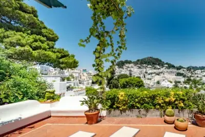 Image de Gorgeous classic Italian villa steps from the famous Piazzetta in Capri!