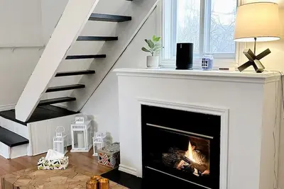 Image de Cozy Fireplace Retreat | Steps to Lake, Wineries & Wellington Village