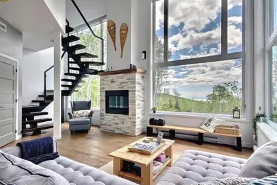 Image de Chalet Équinoxe Charlevoix avec spa | Vue fleuve et montagne | Massif et sentier