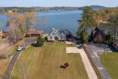 Rocky's Lake House, Lake Front