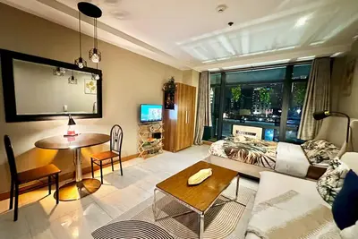 Image de Studio w/ Balcony @ Poblacion, Makati | Pool, Gym & Sauna