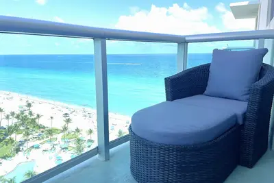 Image de Stunning Beachfront Penthouse - Panoramic Ocean Views - 1 Bed / 1 Bath -Paradise