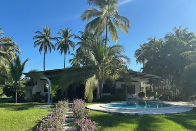 Villa Privada con Piscina y Vista al Estero