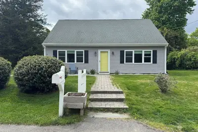 Image de Walk to Beach! Spacious 4-bedroom Retreat with Outdoor Shower & Private Patio
