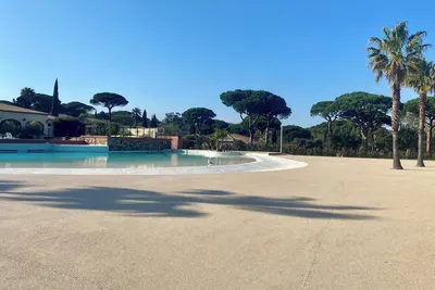 Image de Maison style californien  avec piscine dans le parc