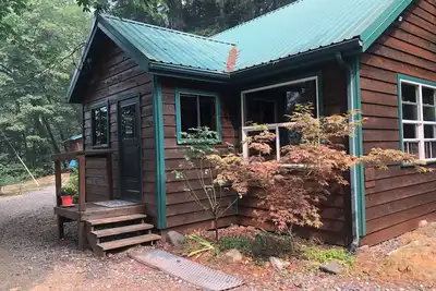 Image de Cozy cabin in the woods with internet, hot tub, fire pit, grille, gas stove