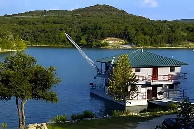 Image de The Famous FloatHouse • Stay On Lake Travis • Unlike Anything Else
