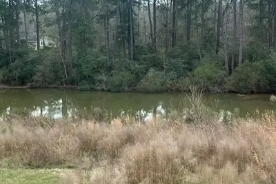 Image de 1 or 2 big bedrooms& 1 bathroom available upstairs. With garage & lake access.