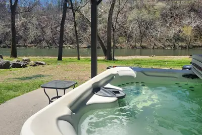 Image de Large Riverfront Cabin! Hot Tub, Sun room/Game Room Close to LurayCaverns