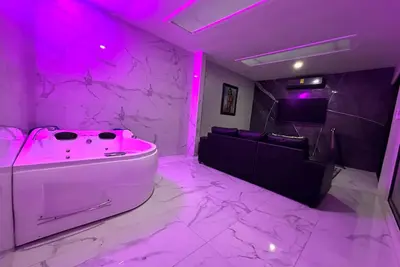 Small Lux House/2br Hottub