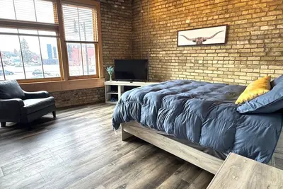 Image de Downtown Former Warehouse Charm! Pets welcome!