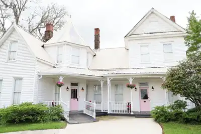 Image de Historic Lake House on Lake Jackson Water Views