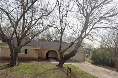 Image de 3-bedroom house in serene Benbrook with cool Ac breeze