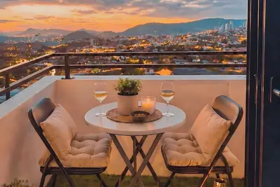 Image de Appartement avec vue, balcon, salle de sport et parking.