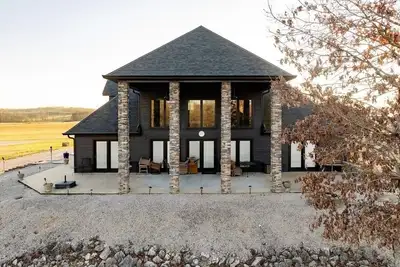 Image de River House on Violet Lane