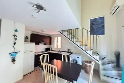 Image de Appartement T3 Duplex, Résidence avec piscine, Plage de Lozari et commerces.