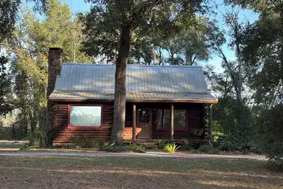 Image de Soothing 3-bedroom two-story log cabin with Ac in charming Bushnell