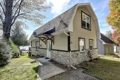 Image de Joli Chalet Entièrement Rénové au Bord du Lac Conelly