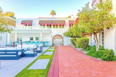 Image de Beautiful 6-bedroom 1933 Chateau with heated pool and large play area in Phoenix