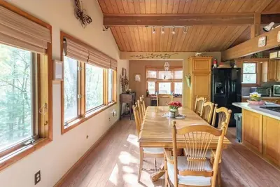 Image de Cozy Elevated Cabin in the Woods, Fire Pit + Lake Access