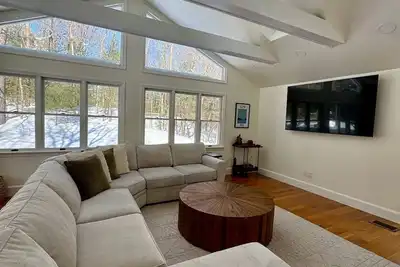 Image de Spacious 3 Bedroom Retreat – 18 Min to Gillette Stadium w/ Patio, Deck & Sunroom