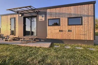 Image de Tiny House au bord d'un lac dans un parc