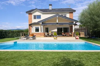 Image de Villa piscine près de Barcelone • Commerces à pied