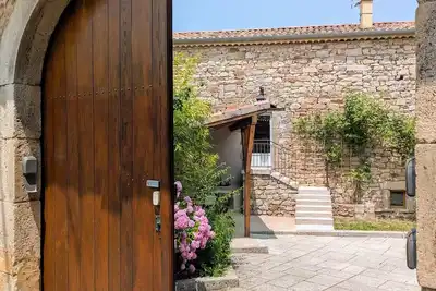 Image de Grange du XVIIe siècle, cuisine extérieure, vue sur la cour et piscine de jardin