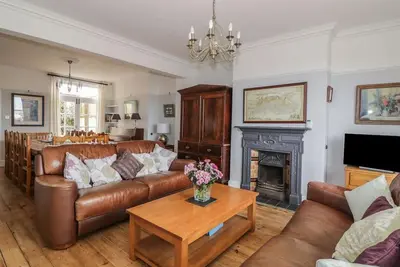 Image de Lighthouse View: Family Retreat